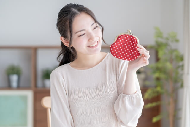 お財布を持つ女性