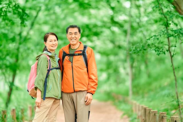 ハイキングをするシニアの夫婦