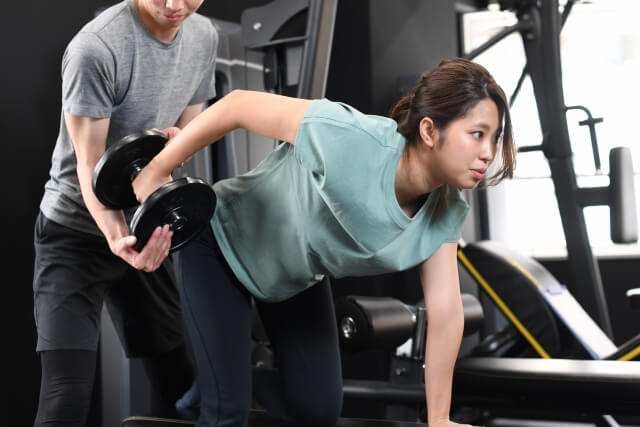 ダンベルでトレーニングをする女性