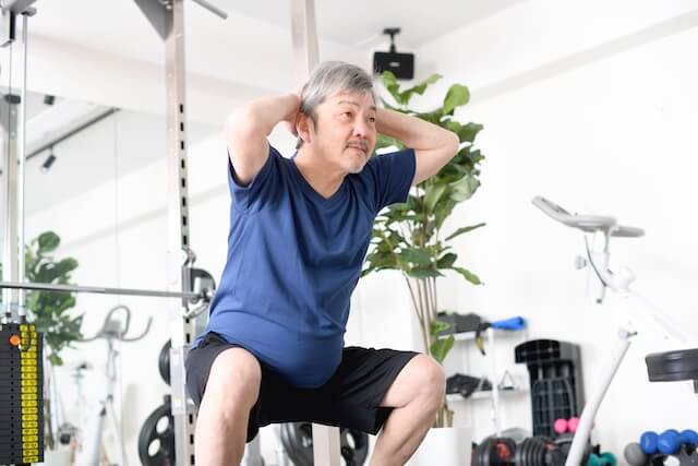 スクワットをするシニアの男性